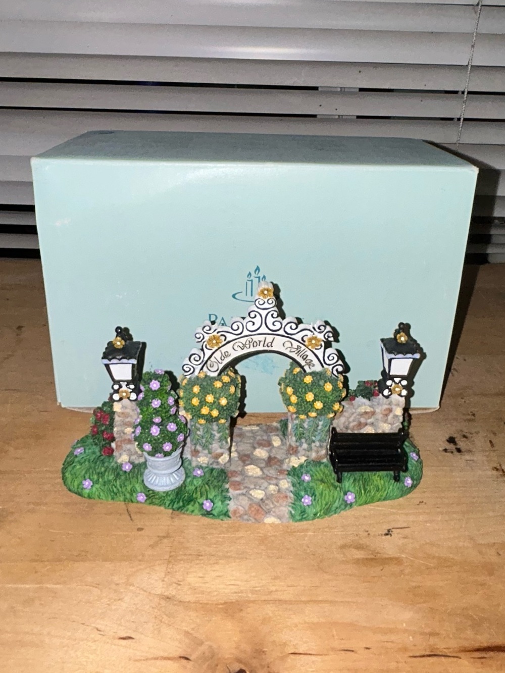 PartyLite Olde World Village Arbor Gateway Christmas Village Boxed